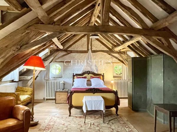 Très beau moulin dans un cadre champêtre avec 4.25 hectares de terrain, entre Saumur et Angers