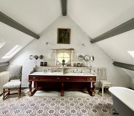 Très beau moulin dans un cadre champêtre avec 4.25 hectares de terrain, entre Saumur et Angers