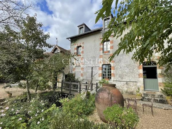 Très beau moulin dans un cadre champêtre avec 4.25 hectares de terrain, entre Saumur et Angers