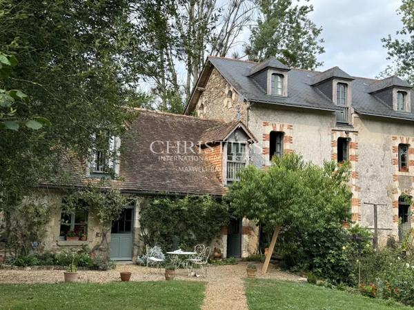 Très beau moulin dans un cadre champêtre avec 4.25 hectares de terrain, entre Saumur et Angers