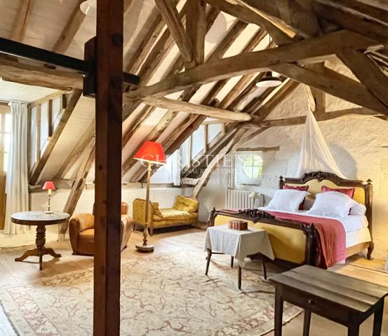 Très beau moulin dans un cadre champêtre avec 4.25 hectares de terrain, entre Saumur et Angers