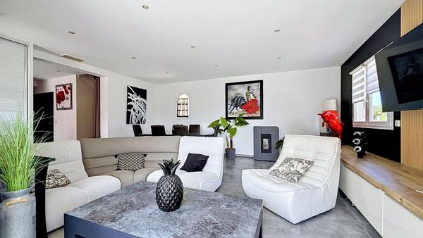 Maison 3 faces récente avec piscine, spa et garage