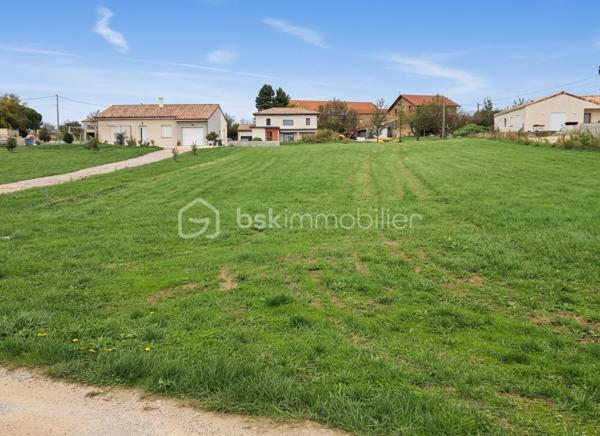À vendre – Terrain constructible de 650 m² situé au lieu-dit Crémollière, sur la commune d'Étables (07300).

A 15 min de TOURNON, Offrez-vous un environnement de vie rare, où calme, nature et qualité de vie se conjuguent parfaitement:
Situé dans un secteur résidentiel recherché, ce terrain bénéficie d'un emplacement privilégié, idéal pour concrétiser votre projet de construction, qu'il s'agisse d'une résidence principale ou d'un investissement patrimonial.

Avec sa superficie de 650 m², cette parcelle permet d'imaginer une maison spacieuse avec jardin, terrasse, piscine ou encore un espace de jeux pour les enfants.
Son environnement paisible séduira les personnes recherchant un cadre de vie agréable, tout en restant à proximité immédiate des principaux pôles d'activités du nord Ardèche.

Les atouts de la commune d'Étables

Étables est une commune particulièrement appréciée pour son authenticité et sa qualité de vie. Elle offre un environnement verdoyant tout en restant proche des commodités essentielles.

Vous profiterez notamment de :

* un environnement calme et résidentiel 
* une vue dégagée sur la campagne ardéchoise 
* les commerces (Boulangerie, restaurant, coiffeur, esthéticien, mécanicien, etc..;), supermarchés, professionnels de santé et services administratifs à proximité 
* des écoles maternelles et primaires, ainsi que les collèges et lycées des communes voisines 
* de nombreux équipements sportifs et associatifs 
* un territoire dynamique, idéal pour les familles, les retraités comme pour les actifs
* une proximité immédiate avec Tournon-sur-Rhône et Saint-Jean-de-Muzols 
* un accès rapide à la vallée du Rhône et à l'autoroute A7 via Tain-l'Hermitage 
* la gare SNCF de Tain-l'Hermitage 
* Valence accessible en une trentaine de minutes 

Les amoureux de la nature apprécieront également les nombreux chemins de randonnée, les paysages vallonnés de l'Ardèche, les vignobles renommés de Saint-Joseph et la proximité du Rhône, offrant de multiples activités de plein air tout au long de l'année.

Cette parcelle vous permettra de concevoir une maison adaptée à vos besoins 
Un accompagnement personnalisé jusqu'à la remise des clés
Afin de faciliter votre projet, nous pouvons également vous proposer un accompagnement complet dans le cadre d'un Contrat de Construction de Maison Individuelle (CCMI).

Quelque soit votre projet, ce terrain représente une belle opportunité de construire une maison sur mesure dans un environnement privilégié, à quelques minutes seulement des principaux axes de circulation et de toutes les commodités.

N'hésitez pas à nous contacter pour obtenir davantage d'informations, découvrir les possibilités de construction, organiser une visite et étudier gratuitement votre projet personnalisé.