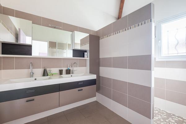 Maison 4 chambres + T2 indépendant, jardin et piscine - Saint Laurent de Mure