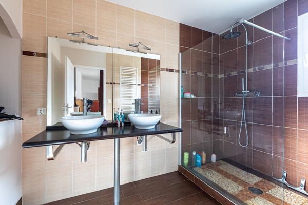 Maison 4 chambres + T2 indépendant, jardin et piscine - Saint Laurent de Mure