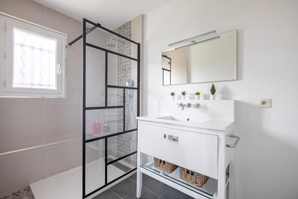 Maison 4 chambres + T2 indépendant, jardin et piscine - Saint Laurent de Mure