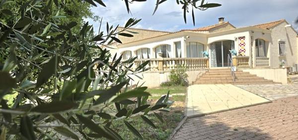 A 12' de GIGNAC,  à CANET, charmant Village et Dynamique, se situe cette propriété au style provençal immédiat, avec une légère touche 'néo-coloniale'.
Bienvenue dans ce lieu RARE, où vos projets prendront VIE,.... et où les mètres carrés ne sont jamais de trop!
Ici, tout commence avec une VILLA quasi de plain-pied (env 255 M² - 5 chambres), au charme atypique, d'inspiration 'andalouse', nichée sur un écrin de 3701 m². Une base SAINE, SOLIDE, prête à revisiter à votre goût.

COTE INTERIEUR: Volumes généreux, plusieurs chambres dont 1 suite parentale, en accès sur Terrasse de 65 m² et surtout ... un VERITABLE espace bureau digne de ce nom.
A la perfection pour télé-travailler, recevoir votre clientèle ou créer votre activité, sans empiéter sur la vie de famille.

COTE EXTERIEUR: Et là, on change de DIMENSION ! 
Dépendance, piscine, salle de sport, double garage, tout est déjà en place pour accueillir vos idées les plus ambitieuses (possible de détacher une parcelle... opportunité de projet complémentaire).

BONUS: les stationnements sont XXL et faciles, une configuration idéale pour: 
- profession libérale
- artisan/entrepreneur
- PROJET familial, MULTI-GENERATIONS
Ou simplement... vivre avec de l'ESPACE (le vrai!)

Cette DEMEURE est un BIEN à moderniser, avec une BASE EXCEPTIONELLE pour une VALORISATION IMMEDIATE et future.

Localisation++++ : A 11' A75 - 13' A750 - 19' PEZENAS - 25' des plages et 35' BEZIERS ou Montpellier
Plan et vidéos à disposition
Visite sur financement validé