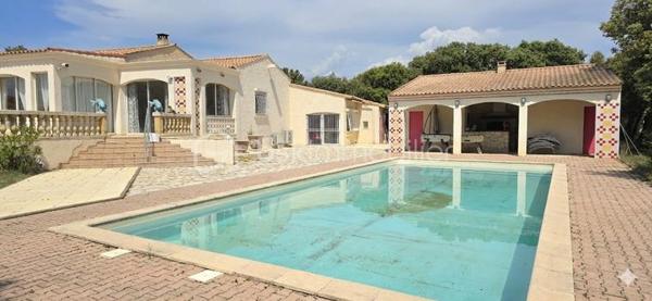 A 12' de GIGNAC,  à CANET, charmant Village et Dynamique, se situe cette propriété au style provençal immédiat, avec une légère touche 'néo-coloniale'.
Bienvenue dans ce lieu RARE, où vos projets prendront VIE,.... et où les mètres carrés ne sont jamais de trop!
Ici, tout commence avec une VILLA quasi de plain-pied (env 255 M² - 5 chambres), au charme atypique, d'inspiration 'andalouse', nichée sur un écrin de 3701 m². Une base SAINE, SOLIDE, prête à revisiter à votre goût.

COTE INTERIEUR: Volumes généreux, plusieurs chambres dont 1 suite parentale, en accès sur Terrasse de 65 m² et surtout ... un VERITABLE espace bureau digne de ce nom.
A la perfection pour télé-travailler, recevoir votre clientèle ou créer votre activité, sans empiéter sur la vie de famille.

COTE EXTERIEUR: Et là, on change de DIMENSION ! 
Dépendance, piscine, salle de sport, double garage, tout est déjà en place pour accueillir vos idées les plus ambitieuses (possible de détacher une parcelle... opportunité de projet complémentaire).

BONUS: les stationnements sont XXL et faciles, une configuration idéale pour: 
- profession libérale
- artisan/entrepreneur
- PROJET familial, MULTI-GENERATIONS
Ou simplement... vivre avec de l'ESPACE (le vrai!)

Cette DEMEURE est un BIEN à moderniser, avec une BASE EXCEPTIONELLE pour une VALORISATION IMMEDIATE et future.

Localisation++++ : A 11' A75 - 13' A750 - 19' PEZENAS - 25' des plages et 35' BEZIERS ou Montpellier
Plan et vidéos à disposition
Visite sur financement validé