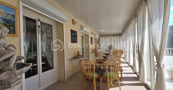 A 12' de GIGNAC,  à CANET, charmant Village et Dynamique, se situe cette propriété au style provençal immédiat, avec une légère touche 'néo-coloniale'.
Bienvenue dans ce lieu RARE, où vos projets prendront VIE,.... et où les mètres carrés ne sont jamais de trop!
Ici, tout commence avec une VILLA quasi de plain-pied (env 255 M² - 5 chambres), au charme atypique, d'inspiration 'andalouse', nichée sur un écrin de 3701 m². Une base SAINE, SOLIDE, prête à revisiter à votre goût.

COTE INTERIEUR: Volumes généreux, plusieurs chambres dont 1 suite parentale, en accès sur Terrasse de 65 m² et surtout ... un VERITABLE espace bureau digne de ce nom.
A la perfection pour télé-travailler, recevoir votre clientèle ou créer votre activité, sans empiéter sur la vie de famille.

COTE EXTERIEUR: Et là, on change de DIMENSION ! 
Dépendance, piscine, salle de sport, double garage, tout est déjà en place pour accueillir vos idées les plus ambitieuses (possible de détacher une parcelle... opportunité de projet complémentaire).

BONUS: les stationnements sont XXL et faciles, une configuration idéale pour: 
- profession libérale
- artisan/entrepreneur
- PROJET familial, MULTI-GENERATIONS
Ou simplement... vivre avec de l'ESPACE (le vrai!)

Cette DEMEURE est un BIEN à moderniser, avec une BASE EXCEPTIONELLE pour une VALORISATION IMMEDIATE et future.

Localisation++++ : A 11' A75 - 13' A750 - 19' PEZENAS - 25' des plages et 35' BEZIERS ou Montpellier
Plan et vidéos à disposition
Visite sur financement validé