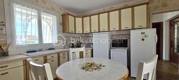 A 12' de GIGNAC,  à CANET, charmant Village et Dynamique, se situe cette propriété au style provençal immédiat, avec une légère touche 'néo-coloniale'.
Bienvenue dans ce lieu RARE, où vos projets prendront VIE,.... et où les mètres carrés ne sont jamais de trop!
Ici, tout commence avec une VILLA quasi de plain-pied (env 255 M² - 5 chambres), au charme atypique, d'inspiration 'andalouse', nichée sur un écrin de 3701 m². Une base SAINE, SOLIDE, prête à revisiter à votre goût.

COTE INTERIEUR: Volumes généreux, plusieurs chambres dont 1 suite parentale, en accès sur Terrasse de 65 m² et surtout ... un VERITABLE espace bureau digne de ce nom.
A la perfection pour télé-travailler, recevoir votre clientèle ou créer votre activité, sans empiéter sur la vie de famille.

COTE EXTERIEUR: Et là, on change de DIMENSION ! 
Dépendance, piscine, salle de sport, double garage, tout est déjà en place pour accueillir vos idées les plus ambitieuses (possible de détacher une parcelle... opportunité de projet complémentaire).

BONUS: les stationnements sont XXL et faciles, une configuration idéale pour: 
- profession libérale
- artisan/entrepreneur
- PROJET familial, MULTI-GENERATIONS
Ou simplement... vivre avec de l'ESPACE (le vrai!)

Cette DEMEURE est un BIEN à moderniser, avec une BASE EXCEPTIONELLE pour une VALORISATION IMMEDIATE et future.

Localisation++++ : A 11' A75 - 13' A750 - 19' PEZENAS - 25' des plages et 35' BEZIERS ou Montpellier
Plan et vidéos à disposition
Visite sur financement validé