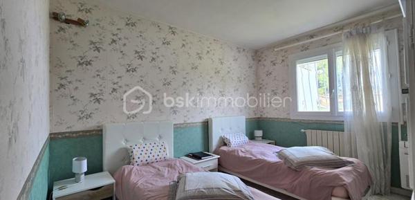 A 12' de GIGNAC,  à CANET, charmant Village et Dynamique, se situe cette propriété au style provençal immédiat, avec une légère touche 'néo-coloniale'.
Bienvenue dans ce lieu RARE, où vos projets prendront VIE,.... et où les mètres carrés ne sont jamais de trop!
Ici, tout commence avec une VILLA quasi de plain-pied (env 255 M² - 5 chambres), au charme atypique, d'inspiration 'andalouse', nichée sur un écrin de 3701 m². Une base SAINE, SOLIDE, prête à revisiter à votre goût.

COTE INTERIEUR: Volumes généreux, plusieurs chambres dont 1 suite parentale, en accès sur Terrasse de 65 m² et surtout ... un VERITABLE espace bureau digne de ce nom.
A la perfection pour télé-travailler, recevoir votre clientèle ou créer votre activité, sans empiéter sur la vie de famille.

COTE EXTERIEUR: Et là, on change de DIMENSION ! 
Dépendance, piscine, salle de sport, double garage, tout est déjà en place pour accueillir vos idées les plus ambitieuses (possible de détacher une parcelle... opportunité de projet complémentaire).

BONUS: les stationnements sont XXL et faciles, une configuration idéale pour: 
- profession libérale
- artisan/entrepreneur
- PROJET familial, MULTI-GENERATIONS
Ou simplement... vivre avec de l'ESPACE (le vrai!)

Cette DEMEURE est un BIEN à moderniser, avec une BASE EXCEPTIONELLE pour une VALORISATION IMMEDIATE et future.

Localisation++++ : A 11' A75 - 13' A750 - 19' PEZENAS - 25' des plages et 35' BEZIERS ou Montpellier
Plan et vidéos à disposition
Visite sur financement validé