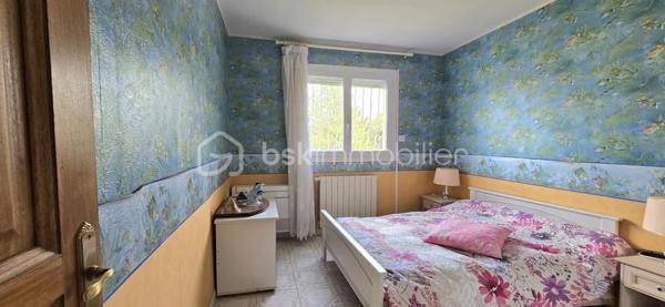 A 12' de GIGNAC,  à CANET, charmant Village et Dynamique, se situe cette propriété au style provençal immédiat, avec une légère touche 'néo-coloniale'.
Bienvenue dans ce lieu RARE, où vos projets prendront VIE,.... et où les mètres carrés ne sont jamais de trop!
Ici, tout commence avec une VILLA quasi de plain-pied (env 255 M² - 5 chambres), au charme atypique, d'inspiration 'andalouse', nichée sur un écrin de 3701 m². Une base SAINE, SOLIDE, prête à revisiter à votre goût.

COTE INTERIEUR: Volumes généreux, plusieurs chambres dont 1 suite parentale, en accès sur Terrasse de 65 m² et surtout ... un VERITABLE espace bureau digne de ce nom.
A la perfection pour télé-travailler, recevoir votre clientèle ou créer votre activité, sans empiéter sur la vie de famille.

COTE EXTERIEUR: Et là, on change de DIMENSION ! 
Dépendance, piscine, salle de sport, double garage, tout est déjà en place pour accueillir vos idées les plus ambitieuses (possible de détacher une parcelle... opportunité de projet complémentaire).

BONUS: les stationnements sont XXL et faciles, une configuration idéale pour: 
- profession libérale
- artisan/entrepreneur
- PROJET familial, MULTI-GENERATIONS
Ou simplement... vivre avec de l'ESPACE (le vrai!)

Cette DEMEURE est un BIEN à moderniser, avec une BASE EXCEPTIONELLE pour une VALORISATION IMMEDIATE et future.

Localisation++++ : A 11' A75 - 13' A750 - 19' PEZENAS - 25' des plages et 35' BEZIERS ou Montpellier
Plan et vidéos à disposition
Visite sur financement validé
