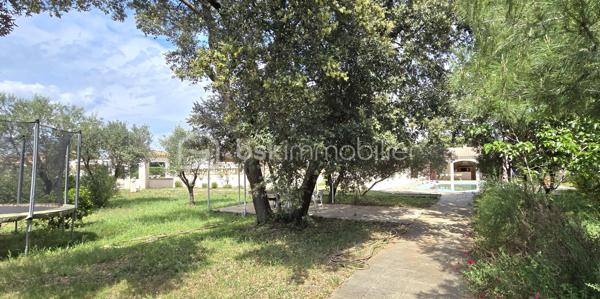 A 12' de GIGNAC,  à CANET, charmant Village et Dynamique, se situe cette propriété au style provençal immédiat, avec une légère touche 'néo-coloniale'.
Bienvenue dans ce lieu RARE, où vos projets prendront VIE,.... et où les mètres carrés ne sont jamais de trop!
Ici, tout commence avec une VILLA quasi de plain-pied (env 255 M² - 5 chambres), au charme atypique, d'inspiration 'andalouse', nichée sur un écrin de 3701 m². Une base SAINE, SOLIDE, prête à revisiter à votre goût.

COTE INTERIEUR: Volumes généreux, plusieurs chambres dont 1 suite parentale, en accès sur Terrasse de 65 m² et surtout ... un VERITABLE espace bureau digne de ce nom.
A la perfection pour télé-travailler, recevoir votre clientèle ou créer votre activité, sans empiéter sur la vie de famille.

COTE EXTERIEUR: Et là, on change de DIMENSION ! 
Dépendance, piscine, salle de sport, double garage, tout est déjà en place pour accueillir vos idées les plus ambitieuses (possible de détacher une parcelle... opportunité de projet complémentaire).

BONUS: les stationnements sont XXL et faciles, une configuration idéale pour: 
- profession libérale
- artisan/entrepreneur
- PROJET familial, MULTI-GENERATIONS
Ou simplement... vivre avec de l'ESPACE (le vrai!)

Cette DEMEURE est un BIEN à moderniser, avec une BASE EXCEPTIONELLE pour une VALORISATION IMMEDIATE et future.

Localisation++++ : A 11' A75 - 13' A750 - 19' PEZENAS - 25' des plages et 35' BEZIERS ou Montpellier
Plan et vidéos à disposition
Visite sur financement validé