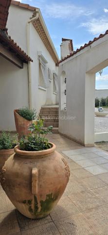 A 12' de GIGNAC,  à CANET, charmant Village et Dynamique, se situe cette propriété au style provençal immédiat, avec une légère touche 'néo-coloniale'.
Bienvenue dans ce lieu RARE, où vos projets prendront VIE,.... et où les mètres carrés ne sont jamais de trop!
Ici, tout commence avec une VILLA quasi de plain-pied (env 255 M² - 5 chambres), au charme atypique, d'inspiration 'andalouse', nichée sur un écrin de 3701 m². Une base SAINE, SOLIDE, prête à revisiter à votre goût.

COTE INTERIEUR: Volumes généreux, plusieurs chambres dont 1 suite parentale, en accès sur Terrasse de 65 m² et surtout ... un VERITABLE espace bureau digne de ce nom.
A la perfection pour télé-travailler, recevoir votre clientèle ou créer votre activité, sans empiéter sur la vie de famille.

COTE EXTERIEUR: Et là, on change de DIMENSION ! 
Dépendance, piscine, salle de sport, double garage, tout est déjà en place pour accueillir vos idées les plus ambitieuses (possible de détacher une parcelle... opportunité de projet complémentaire).

BONUS: les stationnements sont XXL et faciles, une configuration idéale pour: 
- profession libérale
- artisan/entrepreneur
- PROJET familial, MULTI-GENERATIONS
Ou simplement... vivre avec de l'ESPACE (le vrai!)

Cette DEMEURE est un BIEN à moderniser, avec une BASE EXCEPTIONELLE pour une VALORISATION IMMEDIATE et future.

Localisation++++ : A 11' A75 - 13' A750 - 19' PEZENAS - 25' des plages et 35' BEZIERS ou Montpellier
Plan et vidéos à disposition
Visite sur financement validé