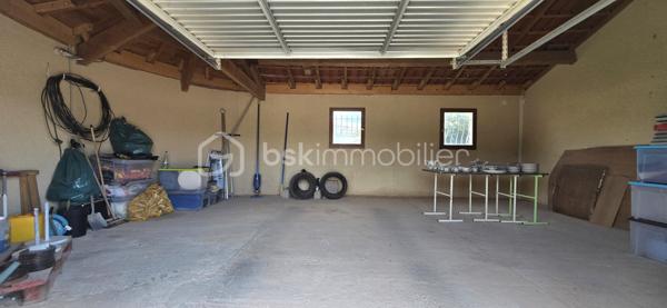 A 12' de GIGNAC,  à CANET, charmant Village et Dynamique, se situe cette propriété au style provençal immédiat, avec une légère touche 'néo-coloniale'.
Bienvenue dans ce lieu RARE, où vos projets prendront VIE,.... et où les mètres carrés ne sont jamais de trop!
Ici, tout commence avec une VILLA quasi de plain-pied (env 255 M² - 5 chambres), au charme atypique, d'inspiration 'andalouse', nichée sur un écrin de 3701 m². Une base SAINE, SOLIDE, prête à revisiter à votre goût.

COTE INTERIEUR: Volumes généreux, plusieurs chambres dont 1 suite parentale, en accès sur Terrasse de 65 m² et surtout ... un VERITABLE espace bureau digne de ce nom.
A la perfection pour télé-travailler, recevoir votre clientèle ou créer votre activité, sans empiéter sur la vie de famille.

COTE EXTERIEUR: Et là, on change de DIMENSION ! 
Dépendance, piscine, salle de sport, double garage, tout est déjà en place pour accueillir vos idées les plus ambitieuses (possible de détacher une parcelle... opportunité de projet complémentaire).

BONUS: les stationnements sont XXL et faciles, une configuration idéale pour: 
- profession libérale
- artisan/entrepreneur
- PROJET familial, MULTI-GENERATIONS
Ou simplement... vivre avec de l'ESPACE (le vrai!)

Cette DEMEURE est un BIEN à moderniser, avec une BASE EXCEPTIONELLE pour une VALORISATION IMMEDIATE et future.

Localisation++++ : A 11' A75 - 13' A750 - 19' PEZENAS - 25' des plages et 35' BEZIERS ou Montpellier
Plan et vidéos à disposition
Visite sur financement validé