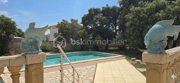A 12' de GIGNAC,  à CANET, charmant Village et Dynamique, se situe cette propriété au style provençal immédiat, avec une légère touche 'néo-coloniale'.
Bienvenue dans ce lieu RARE, où vos projets prendront VIE,.... et où les mètres carrés ne sont jamais de trop!
Ici, tout commence avec une VILLA quasi de plain-pied (env 255 M² - 5 chambres), au charme atypique, d'inspiration 'andalouse', nichée sur un écrin de 3701 m². Une base SAINE, SOLIDE, prête à revisiter à votre goût.

COTE INTERIEUR: Volumes généreux, plusieurs chambres dont 1 suite parentale, en accès sur Terrasse de 65 m² et surtout ... un VERITABLE espace bureau digne de ce nom.
A la perfection pour télé-travailler, recevoir votre clientèle ou créer votre activité, sans empiéter sur la vie de famille.

COTE EXTERIEUR: Et là, on change de DIMENSION ! 
Dépendance, piscine, salle de sport, double garage, tout est déjà en place pour accueillir vos idées les plus ambitieuses (possible de détacher une parcelle... opportunité de projet complémentaire).

BONUS: les stationnements sont XXL et faciles, une configuration idéale pour: 
- profession libérale
- artisan/entrepreneur
- PROJET familial, MULTI-GENERATIONS
Ou simplement... vivre avec de l'ESPACE (le vrai!)

Cette DEMEURE est un BIEN à moderniser, avec une BASE EXCEPTIONELLE pour une VALORISATION IMMEDIATE et future.

Localisation++++ : A 11' A75 - 13' A750 - 19' PEZENAS - 25' des plages et 35' BEZIERS ou Montpellier
Plan et vidéos à disposition
Visite sur financement validé