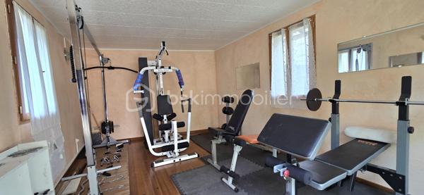 A 12' de GIGNAC,  à CANET, charmant Village et Dynamique, se situe cette propriété au style provençal immédiat, avec une légère touche 'néo-coloniale'.
Bienvenue dans ce lieu RARE, où vos projets prendront VIE,.... et où les mètres carrés ne sont jamais de trop!
Ici, tout commence avec une VILLA quasi de plain-pied (env 255 M² - 5 chambres), au charme atypique, d'inspiration 'andalouse', nichée sur un écrin de 3701 m². Une base SAINE, SOLIDE, prête à revisiter à votre goût.

COTE INTERIEUR: Volumes généreux, plusieurs chambres dont 1 suite parentale, en accès sur Terrasse de 65 m² et surtout ... un VERITABLE espace bureau digne de ce nom.
A la perfection pour télé-travailler, recevoir votre clientèle ou créer votre activité, sans empiéter sur la vie de famille.

COTE EXTERIEUR: Et là, on change de DIMENSION ! 
Dépendance, piscine, salle de sport, double garage, tout est déjà en place pour accueillir vos idées les plus ambitieuses (possible de détacher une parcelle... opportunité de projet complémentaire).

BONUS: les stationnements sont XXL et faciles, une configuration idéale pour: 
- profession libérale
- artisan/entrepreneur
- PROJET familial, MULTI-GENERATIONS
Ou simplement... vivre avec de l'ESPACE (le vrai!)

Cette DEMEURE est un BIEN à moderniser, avec une BASE EXCEPTIONELLE pour une VALORISATION IMMEDIATE et future.

Localisation++++ : A 11' A75 - 13' A750 - 19' PEZENAS - 25' des plages et 35' BEZIERS ou Montpellier
Plan et vidéos à disposition
Visite sur financement validé