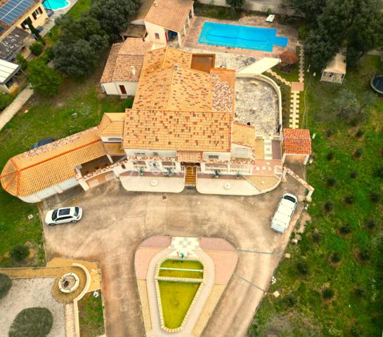 A 12' de GIGNAC,  à CANET, charmant Village et Dynamique, se situe cette propriété au style provençal immédiat, avec une légère touche 'néo-coloniale'.
Bienvenue dans ce lieu RARE, où vos projets prendront VIE,.... et où les mètres carrés ne sont jamais de trop!
Ici, tout commence avec une VILLA quasi de plain-pied (env 255 M² - 5 chambres), au charme atypique, d'inspiration 'andalouse', nichée sur un écrin de 3701 m². Une base SAINE, SOLIDE, prête à revisiter à votre goût.

COTE INTERIEUR: Volumes généreux, plusieurs chambres dont 1 suite parentale, en accès sur Terrasse de 65 m² et surtout ... un VERITABLE espace bureau digne de ce nom.
A la perfection pour télé-travailler, recevoir votre clientèle ou créer votre activité, sans empiéter sur la vie de famille.

COTE EXTERIEUR: Et là, on change de DIMENSION ! 
Dépendance, piscine, salle de sport, double garage, tout est déjà en place pour accueillir vos idées les plus ambitieuses (possible de détacher une parcelle... opportunité de projet complémentaire).

BONUS: les stationnements sont XXL et faciles, une configuration idéale pour: 
- profession libérale
- artisan/entrepreneur
- PROJET familial, MULTI-GENERATIONS
Ou simplement... vivre avec de l'ESPACE (le vrai!)

Cette DEMEURE est un BIEN à moderniser, avec une BASE EXCEPTIONELLE pour une VALORISATION IMMEDIATE et future.

Localisation++++ : A 11' A75 - 13' A750 - 19' PEZENAS - 25' des plages et 35' BEZIERS ou Montpellier
Plan et vidéos à disposition
Visite sur financement validé