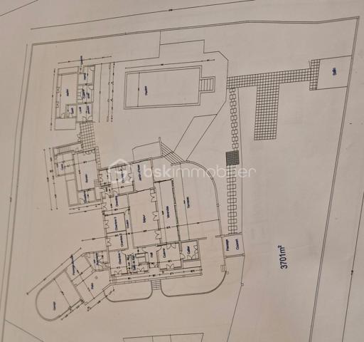 A 12' de GIGNAC,  à CANET, charmant Village et Dynamique, se situe cette propriété au style provençal immédiat, avec une légère touche 'néo-coloniale'.
Bienvenue dans ce lieu RARE, où vos projets prendront VIE,.... et où les mètres carrés ne sont jamais de trop!
Ici, tout commence avec une VILLA quasi de plain-pied (env 255 M² - 5 chambres), au charme atypique, d'inspiration 'andalouse', nichée sur un écrin de 3701 m². Une base SAINE, SOLIDE, prête à revisiter à votre goût.

COTE INTERIEUR: Volumes généreux, plusieurs chambres dont 1 suite parentale, en accès sur Terrasse de 65 m² et surtout ... un VERITABLE espace bureau digne de ce nom.
A la perfection pour télé-travailler, recevoir votre clientèle ou créer votre activité, sans empiéter sur la vie de famille.

COTE EXTERIEUR: Et là, on change de DIMENSION ! 
Dépendance, piscine, salle de sport, double garage, tout est déjà en place pour accueillir vos idées les plus ambitieuses (possible de détacher une parcelle... opportunité de projet complémentaire).

BONUS: les stationnements sont XXL et faciles, une configuration idéale pour: 
- profession libérale
- artisan/entrepreneur
- PROJET familial, MULTI-GENERATIONS
Ou simplement... vivre avec de l'ESPACE (le vrai!)

Cette DEMEURE est un BIEN à moderniser, avec une BASE EXCEPTIONELLE pour une VALORISATION IMMEDIATE et future.

Localisation++++ : A 11' A75 - 13' A750 - 19' PEZENAS - 25' des plages et 35' BEZIERS ou Montpellier
Plan et vidéos à disposition
Visite sur financement validé
