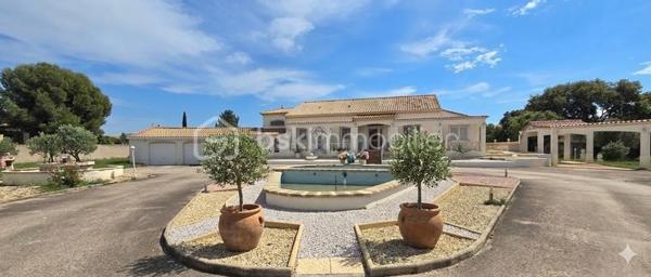 A 12' de GIGNAC,  à CANET, charmant Village et Dynamique, se situe cette propriété au style provençal immédiat, avec une légère touche 'néo-coloniale'.
Bienvenue dans ce lieu RARE, où vos projets prendront VIE,.... et où les mètres carrés ne sont jamais de trop!
Ici, tout commence avec une VILLA quasi de plain-pied (env 255 M² - 5 chambres), au charme atypique, d'inspiration 'andalouse', nichée sur un écrin de 3701 m². Une base SAINE, SOLIDE, prête à revisiter à votre goût.

COTE INTERIEUR: Volumes généreux, plusieurs chambres dont 1 suite parentale, en accès sur Terrasse de 65 m² et surtout ... un VERITABLE espace bureau digne de ce nom.
A la perfection pour télé-travailler, recevoir votre clientèle ou créer votre activité, sans empiéter sur la vie de famille.

COTE EXTERIEUR: Et là, on change de DIMENSION ! 
Dépendance, piscine, salle de sport, double garage, tout est déjà en place pour accueillir vos idées les plus ambitieuses (possible de détacher une parcelle... opportunité de projet complémentaire).

BONUS: les stationnements sont XXL et faciles, une configuration idéale pour: 
- profession libérale
- artisan/entrepreneur
- PROJET familial, MULTI-GENERATIONS
Ou simplement... vivre avec de l'ESPACE (le vrai!)

Cette DEMEURE est un BIEN à moderniser, avec une BASE EXCEPTIONELLE pour une VALORISATION IMMEDIATE et future.

Localisation++++ : A 11' A75 - 13' A750 - 19' PEZENAS - 25' des plages et 35' BEZIERS ou Montpellier
Plan et vidéos à disposition
Visite sur financement validé