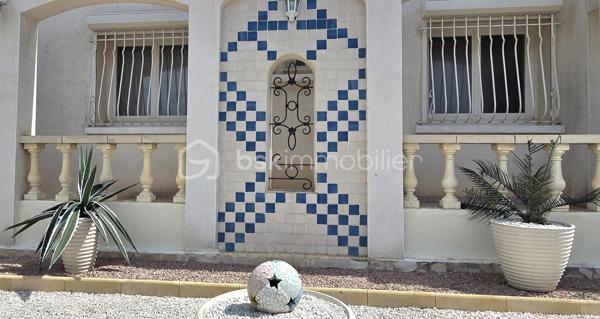 A 12' de GIGNAC,  à CANET, charmant Village et Dynamique, se situe cette propriété au style provençal immédiat, avec une légère touche 'néo-coloniale'.
Bienvenue dans ce lieu RARE, où vos projets prendront VIE,.... et où les mètres carrés ne sont jamais de trop!
Ici, tout commence avec une VILLA quasi de plain-pied (env 255 M² - 5 chambres), au charme atypique, d'inspiration 'andalouse', nichée sur un écrin de 3701 m². Une base SAINE, SOLIDE, prête à revisiter à votre goût.

COTE INTERIEUR: Volumes généreux, plusieurs chambres dont 1 suite parentale, en accès sur Terrasse de 65 m² et surtout ... un VERITABLE espace bureau digne de ce nom.
A la perfection pour télé-travailler, recevoir votre clientèle ou créer votre activité, sans empiéter sur la vie de famille.

COTE EXTERIEUR: Et là, on change de DIMENSION ! 
Dépendance, piscine, salle de sport, double garage, tout est déjà en place pour accueillir vos idées les plus ambitieuses (possible de détacher une parcelle... opportunité de projet complémentaire).

BONUS: les stationnements sont XXL et faciles, une configuration idéale pour: 
- profession libérale
- artisan/entrepreneur
- PROJET familial, MULTI-GENERATIONS
Ou simplement... vivre avec de l'ESPACE (le vrai!)

Cette DEMEURE est un BIEN à moderniser, avec une BASE EXCEPTIONELLE pour une VALORISATION IMMEDIATE et future.

Localisation++++ : A 11' A75 - 13' A750 - 19' PEZENAS - 25' des plages et 35' BEZIERS ou Montpellier
Plan et vidéos à disposition
Visite sur financement validé