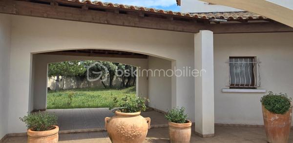 A 12' de GIGNAC,  à CANET, charmant Village et Dynamique, se situe cette propriété au style provençal immédiat, avec une légère touche 'néo-coloniale'.
Bienvenue dans ce lieu RARE, où vos projets prendront VIE,.... et où les mètres carrés ne sont jamais de trop!
Ici, tout commence avec une VILLA quasi de plain-pied (env 255 M² - 5 chambres), au charme atypique, d'inspiration 'andalouse', nichée sur un écrin de 3701 m². Une base SAINE, SOLIDE, prête à revisiter à votre goût.

COTE INTERIEUR: Volumes généreux, plusieurs chambres dont 1 suite parentale, en accès sur Terrasse de 65 m² et surtout ... un VERITABLE espace bureau digne de ce nom.
A la perfection pour télé-travailler, recevoir votre clientèle ou créer votre activité, sans empiéter sur la vie de famille.

COTE EXTERIEUR: Et là, on change de DIMENSION ! 
Dépendance, piscine, salle de sport, double garage, tout est déjà en place pour accueillir vos idées les plus ambitieuses (possible de détacher une parcelle... opportunité de projet complémentaire).

BONUS: les stationnements sont XXL et faciles, une configuration idéale pour: 
- profession libérale
- artisan/entrepreneur
- PROJET familial, MULTI-GENERATIONS
Ou simplement... vivre avec de l'ESPACE (le vrai!)

Cette DEMEURE est un BIEN à moderniser, avec une BASE EXCEPTIONELLE pour une VALORISATION IMMEDIATE et future.

Localisation++++ : A 11' A75 - 13' A750 - 19' PEZENAS - 25' des plages et 35' BEZIERS ou Montpellier
Plan et vidéos à disposition
Visite sur financement validé