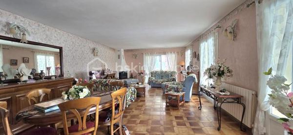 A 12' de GIGNAC,  à CANET, charmant Village et Dynamique, se situe cette propriété au style provençal immédiat, avec une légère touche 'néo-coloniale'.
Bienvenue dans ce lieu RARE, où vos projets prendront VIE,.... et où les mètres carrés ne sont jamais de trop!
Ici, tout commence avec une VILLA quasi de plain-pied (env 255 M² - 5 chambres), au charme atypique, d'inspiration 'andalouse', nichée sur un écrin de 3701 m². Une base SAINE, SOLIDE, prête à revisiter à votre goût.

COTE INTERIEUR: Volumes généreux, plusieurs chambres dont 1 suite parentale, en accès sur Terrasse de 65 m² et surtout ... un VERITABLE espace bureau digne de ce nom.
A la perfection pour télé-travailler, recevoir votre clientèle ou créer votre activité, sans empiéter sur la vie de famille.

COTE EXTERIEUR: Et là, on change de DIMENSION ! 
Dépendance, piscine, salle de sport, double garage, tout est déjà en place pour accueillir vos idées les plus ambitieuses (possible de détacher une parcelle... opportunité de projet complémentaire).

BONUS: les stationnements sont XXL et faciles, une configuration idéale pour: 
- profession libérale
- artisan/entrepreneur
- PROJET familial, MULTI-GENERATIONS
Ou simplement... vivre avec de l'ESPACE (le vrai!)

Cette DEMEURE est un BIEN à moderniser, avec une BASE EXCEPTIONELLE pour une VALORISATION IMMEDIATE et future.

Localisation++++ : A 11' A75 - 13' A750 - 19' PEZENAS - 25' des plages et 35' BEZIERS ou Montpellier
Plan et vidéos à disposition
Visite sur financement validé