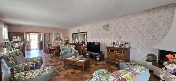 A 12' de GIGNAC,  à CANET, charmant Village et Dynamique, se situe cette propriété au style provençal immédiat, avec une légère touche 'néo-coloniale'.
Bienvenue dans ce lieu RARE, où vos projets prendront VIE,.... et où les mètres carrés ne sont jamais de trop!
Ici, tout commence avec une VILLA quasi de plain-pied (env 255 M² - 5 chambres), au charme atypique, d'inspiration 'andalouse', nichée sur un écrin de 3701 m². Une base SAINE, SOLIDE, prête à revisiter à votre goût.

COTE INTERIEUR: Volumes généreux, plusieurs chambres dont 1 suite parentale, en accès sur Terrasse de 65 m² et surtout ... un VERITABLE espace bureau digne de ce nom.
A la perfection pour télé-travailler, recevoir votre clientèle ou créer votre activité, sans empiéter sur la vie de famille.

COTE EXTERIEUR: Et là, on change de DIMENSION ! 
Dépendance, piscine, salle de sport, double garage, tout est déjà en place pour accueillir vos idées les plus ambitieuses (possible de détacher une parcelle... opportunité de projet complémentaire).

BONUS: les stationnements sont XXL et faciles, une configuration idéale pour: 
- profession libérale
- artisan/entrepreneur
- PROJET familial, MULTI-GENERATIONS
Ou simplement... vivre avec de l'ESPACE (le vrai!)

Cette DEMEURE est un BIEN à moderniser, avec une BASE EXCEPTIONELLE pour une VALORISATION IMMEDIATE et future.

Localisation++++ : A 11' A75 - 13' A750 - 19' PEZENAS - 25' des plages et 35' BEZIERS ou Montpellier
Plan et vidéos à disposition
Visite sur financement validé