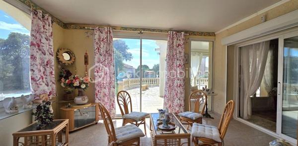 A 12' de GIGNAC,  à CANET, charmant Village et Dynamique, se situe cette propriété au style provençal immédiat, avec une légère touche 'néo-coloniale'.
Bienvenue dans ce lieu RARE, où vos projets prendront VIE,.... et où les mètres carrés ne sont jamais de trop!
Ici, tout commence avec une VILLA quasi de plain-pied (env 255 M² - 5 chambres), au charme atypique, d'inspiration 'andalouse', nichée sur un écrin de 3701 m². Une base SAINE, SOLIDE, prête à revisiter à votre goût.

COTE INTERIEUR: Volumes généreux, plusieurs chambres dont 1 suite parentale, en accès sur Terrasse de 65 m² et surtout ... un VERITABLE espace bureau digne de ce nom.
A la perfection pour télé-travailler, recevoir votre clientèle ou créer votre activité, sans empiéter sur la vie de famille.

COTE EXTERIEUR: Et là, on change de DIMENSION ! 
Dépendance, piscine, salle de sport, double garage, tout est déjà en place pour accueillir vos idées les plus ambitieuses (possible de détacher une parcelle... opportunité de projet complémentaire).

BONUS: les stationnements sont XXL et faciles, une configuration idéale pour: 
- profession libérale
- artisan/entrepreneur
- PROJET familial, MULTI-GENERATIONS
Ou simplement... vivre avec de l'ESPACE (le vrai!)

Cette DEMEURE est un BIEN à moderniser, avec une BASE EXCEPTIONELLE pour une VALORISATION IMMEDIATE et future.

Localisation++++ : A 11' A75 - 13' A750 - 19' PEZENAS - 25' des plages et 35' BEZIERS ou Montpellier
Plan et vidéos à disposition
Visite sur financement validé