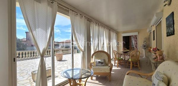 A 12' de GIGNAC,  à CANET, charmant Village et Dynamique, se situe cette propriété au style provençal immédiat, avec une légère touche 'néo-coloniale'.
Bienvenue dans ce lieu RARE, où vos projets prendront VIE,.... et où les mètres carrés ne sont jamais de trop!
Ici, tout commence avec une VILLA quasi de plain-pied (env 255 M² - 5 chambres), au charme atypique, d'inspiration 'andalouse', nichée sur un écrin de 3701 m². Une base SAINE, SOLIDE, prête à revisiter à votre goût.

COTE INTERIEUR: Volumes généreux, plusieurs chambres dont 1 suite parentale, en accès sur Terrasse de 65 m² et surtout ... un VERITABLE espace bureau digne de ce nom.
A la perfection pour télé-travailler, recevoir votre clientèle ou créer votre activité, sans empiéter sur la vie de famille.

COTE EXTERIEUR: Et là, on change de DIMENSION ! 
Dépendance, piscine, salle de sport, double garage, tout est déjà en place pour accueillir vos idées les plus ambitieuses (possible de détacher une parcelle... opportunité de projet complémentaire).

BONUS: les stationnements sont XXL et faciles, une configuration idéale pour: 
- profession libérale
- artisan/entrepreneur
- PROJET familial, MULTI-GENERATIONS
Ou simplement... vivre avec de l'ESPACE (le vrai!)

Cette DEMEURE est un BIEN à moderniser, avec une BASE EXCEPTIONELLE pour une VALORISATION IMMEDIATE et future.

Localisation++++ : A 11' A75 - 13' A750 - 19' PEZENAS - 25' des plages et 35' BEZIERS ou Montpellier
Plan et vidéos à disposition
Visite sur financement validé