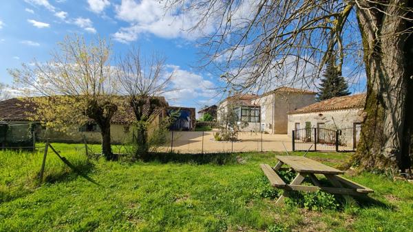 CORPS DE FERME avec DEPENDANCES A PENNE D'AGENAIS (47)