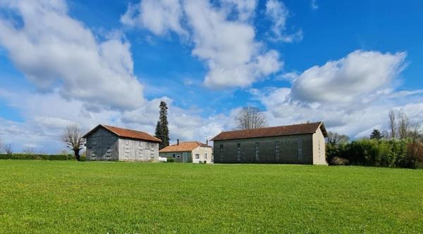 CORPS DE FERME avec DEPENDANCES A PENNE D'AGENAIS (47)