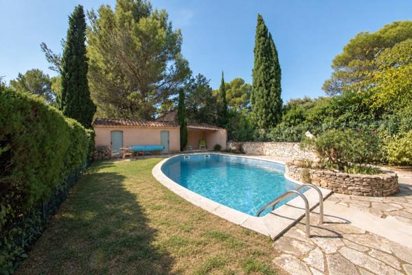 VILLENEUVE-LÈS-AVIGNON (30400) – MAISON INDIVIDUELLE – 5 PIÈCES – CALME ABSOLU – AUCUN VIS-À-VIS – PISCINE – BUREAU INDÉPENDANT