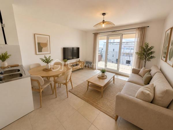 SÈTE – T2 avec terrasse, parking et ascenseur à deux pas de la mer

Au sein de la résidence récente Le Cétia (2016), découvrez ce bel appartement T2 de 41 m² situé au 2ᵉ étage avec ascenseur.

Il se compose d'une lumineuse pièce de vie avec cuisine ouverte, d'une chambre confortable ainsi que d'une salle d'eau avec WC.

Côté extérieur, profitez d'une agréable terrasse de 7 m² et d'un balcon de 2 m², parfaits pour savourer le climat méditerranéen.

Une place de parking privative en sous-sol complète ce bien.

Les + :✓ Résidence récente et sécurisée✓ Ascenseur✓ Terrasse et balcon✓ Parking en sous-sol✓ À proximité de la mer et des commodités

Un appartement idéal pour une résidence principale, un pied-à-terre ou un investissement locatif.

À visiter sans tarder !
Visite virtuelle disponible sur demande