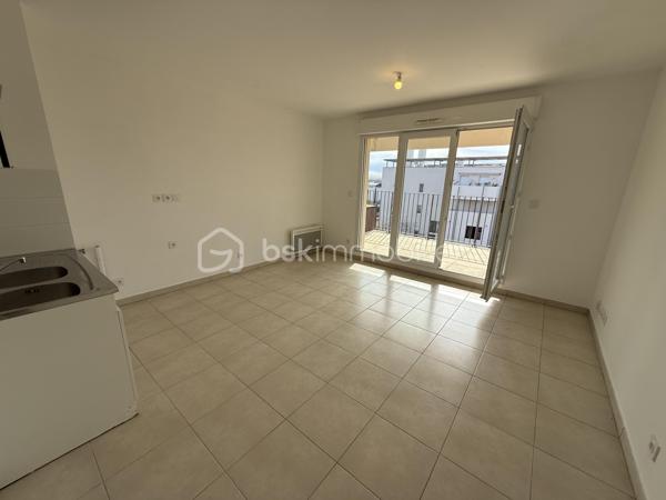 SÈTE – T2 avec terrasse, parking et ascenseur à deux pas de la mer

Au sein de la résidence récente Le Cétia (2016), découvrez ce bel appartement T2 de 41 m² situé au 2ᵉ étage avec ascenseur.

Il se compose d'une lumineuse pièce de vie avec cuisine ouverte, d'une chambre confortable ainsi que d'une salle d'eau avec WC.

Côté extérieur, profitez d'une agréable terrasse de 7 m² et d'un balcon de 2 m², parfaits pour savourer le climat méditerranéen.

Une place de parking privative en sous-sol complète ce bien.

Les + :✓ Résidence récente et sécurisée✓ Ascenseur✓ Terrasse et balcon✓ Parking en sous-sol✓ À proximité de la mer et des commodités

Un appartement idéal pour une résidence principale, un pied-à-terre ou un investissement locatif.

À visiter sans tarder !
Visite virtuelle disponible sur demande