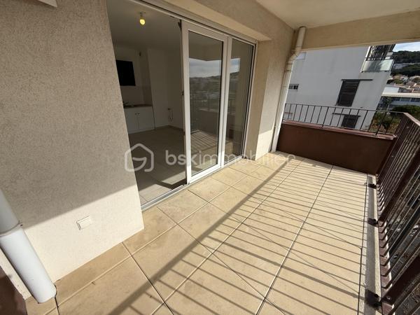 SÈTE – T2 avec terrasse, parking et ascenseur à deux pas de la mer

Au sein de la résidence récente Le Cétia (2016), découvrez ce bel appartement T2 de 41 m² situé au 2ᵉ étage avec ascenseur.

Il se compose d'une lumineuse pièce de vie avec cuisine ouverte, d'une chambre confortable ainsi que d'une salle d'eau avec WC.

Côté extérieur, profitez d'une agréable terrasse de 7 m² et d'un balcon de 2 m², parfaits pour savourer le climat méditerranéen.

Une place de parking privative en sous-sol complète ce bien.

Les + :✓ Résidence récente et sécurisée✓ Ascenseur✓ Terrasse et balcon✓ Parking en sous-sol✓ À proximité de la mer et des commodités

Un appartement idéal pour une résidence principale, un pied-à-terre ou un investissement locatif.

À visiter sans tarder !
Visite virtuelle disponible sur demande