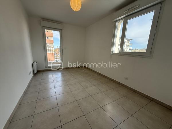 SÈTE – T2 avec terrasse, parking et ascenseur à deux pas de la mer

Au sein de la résidence récente Le Cétia (2016), découvrez ce bel appartement T2 de 41 m² situé au 2ᵉ étage avec ascenseur.

Il se compose d'une lumineuse pièce de vie avec cuisine ouverte, d'une chambre confortable ainsi que d'une salle d'eau avec WC.

Côté extérieur, profitez d'une agréable terrasse de 7 m² et d'un balcon de 2 m², parfaits pour savourer le climat méditerranéen.

Une place de parking privative en sous-sol complète ce bien.

Les + :✓ Résidence récente et sécurisée✓ Ascenseur✓ Terrasse et balcon✓ Parking en sous-sol✓ À proximité de la mer et des commodités

Un appartement idéal pour une résidence principale, un pied-à-terre ou un investissement locatif.

À visiter sans tarder !
Visite virtuelle disponible sur demande
