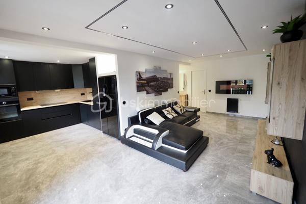 L’appartement situé au 1er étage offre une belle pièce de vie lumineuse, ouverte sur un balcon, avec un intérieur moderne et soigné. Il bénéficie notamment d’un carrelage grand format 120 x 120 cm, apportant une finition contemporaine et élégante.
Il se compose d’une pièce de vie, d’une cuisine, de 2 chambres, d’une salle d’eau et de WC séparé.
Les plus de l'appartement : 
🚗 Garage privatif
🌿 Balcon
✨ Carrelage 120 x 120 cm
🛏️ 2 chambres
🏠 Environnement calme

📍 Emplacement privilégié : écoles, commerces et services à proximité. Vous profiterez également de la proximité des rivières et des chemins de promenade, ainsi que d’un accès rapide à Aix-les-Bains et au lac du Bourget.

Un bien idéal pour une résidence principale, un pied-à-terre ou un investissement locatif.