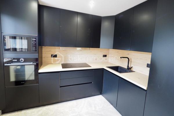 L’appartement situé au 1er étage offre une belle pièce de vie lumineuse, ouverte sur un balcon, avec un intérieur moderne et soigné. Il bénéficie notamment d’un carrelage grand format 120 x 120 cm, apportant une finition contemporaine et élégante.
Il se compose d’une pièce de vie, d’une cuisine, de 2 chambres, d’une salle d’eau et de WC séparé.
Les plus de l'appartement : 
🚗 Garage privatif
🌿 Balcon
✨ Carrelage 120 x 120 cm
🛏️ 2 chambres
🏠 Environnement calme

📍 Emplacement privilégié : écoles, commerces et services à proximité. Vous profiterez également de la proximité des rivières et des chemins de promenade, ainsi que d’un accès rapide à Aix-les-Bains et au lac du Bourget.

Un bien idéal pour une résidence principale, un pied-à-terre ou un investissement locatif.