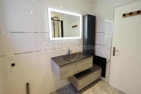 L’appartement situé au 1er étage offre une belle pièce de vie lumineuse, ouverte sur un balcon, avec un intérieur moderne et soigné. Il bénéficie notamment d’un carrelage grand format 120 x 120 cm, apportant une finition contemporaine et élégante.
Il se compose d’une pièce de vie, d’une cuisine, de 2 chambres, d’une salle d’eau et de WC séparé.
Les plus de l'appartement : 
🚗 Garage privatif
🌿 Balcon
✨ Carrelage 120 x 120 cm
🛏️ 2 chambres
🏠 Environnement calme

📍 Emplacement privilégié : écoles, commerces et services à proximité. Vous profiterez également de la proximité des rivières et des chemins de promenade, ainsi que d’un accès rapide à Aix-les-Bains et au lac du Bourget.

Un bien idéal pour une résidence principale, un pied-à-terre ou un investissement locatif.