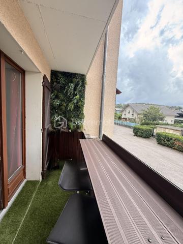 L’appartement situé au 1er étage offre une belle pièce de vie lumineuse, ouverte sur un balcon, avec un intérieur moderne et soigné. Il bénéficie notamment d’un carrelage grand format 120 x 120 cm, apportant une finition contemporaine et élégante.
Il se compose d’une pièce de vie, d’une cuisine, de 2 chambres, d’une salle d’eau et de WC séparé.
Les plus de l'appartement : 
🚗 Garage privatif
🌿 Balcon
✨ Carrelage 120 x 120 cm
🛏️ 2 chambres
🏠 Environnement calme

📍 Emplacement privilégié : écoles, commerces et services à proximité. Vous profiterez également de la proximité des rivières et des chemins de promenade, ainsi que d’un accès rapide à Aix-les-Bains et au lac du Bourget.

Un bien idéal pour une résidence principale, un pied-à-terre ou un investissement locatif.