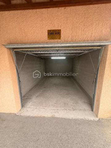 L’appartement situé au 1er étage offre une belle pièce de vie lumineuse, ouverte sur un balcon, avec un intérieur moderne et soigné. Il bénéficie notamment d’un carrelage grand format 120 x 120 cm, apportant une finition contemporaine et élégante.
Il se compose d’une pièce de vie, d’une cuisine, de 2 chambres, d’une salle d’eau et de WC séparé.
Les plus de l'appartement : 
🚗 Garage privatif
🌿 Balcon
✨ Carrelage 120 x 120 cm
🛏️ 2 chambres
🏠 Environnement calme

📍 Emplacement privilégié : écoles, commerces et services à proximité. Vous profiterez également de la proximité des rivières et des chemins de promenade, ainsi que d’un accès rapide à Aix-les-Bains et au lac du Bourget.

Un bien idéal pour une résidence principale, un pied-à-terre ou un investissement locatif.