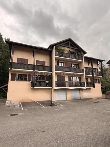 L’appartement situé au 1er étage offre une belle pièce de vie lumineuse, ouverte sur un balcon, avec un intérieur moderne et soigné. Il bénéficie notamment d’un carrelage grand format 120 x 120 cm, apportant une finition contemporaine et élégante.
Il se compose d’une pièce de vie, d’une cuisine, de 2 chambres, d’une salle d’eau et de WC séparé.
Les plus de l'appartement : 
🚗 Garage privatif
🌿 Balcon
✨ Carrelage 120 x 120 cm
🛏️ 2 chambres
🏠 Environnement calme

📍 Emplacement privilégié : écoles, commerces et services à proximité. Vous profiterez également de la proximité des rivières et des chemins de promenade, ainsi que d’un accès rapide à Aix-les-Bains et au lac du Bourget.

Un bien idéal pour une résidence principale, un pied-à-terre ou un investissement locatif.