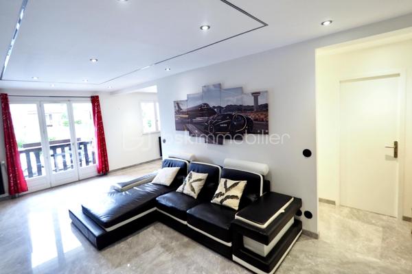 L’appartement situé au 1er étage offre une belle pièce de vie lumineuse, ouverte sur un balcon, avec un intérieur moderne et soigné. Il bénéficie notamment d’un carrelage grand format 120 x 120 cm, apportant une finition contemporaine et élégante.
Il se compose d’une pièce de vie, d’une cuisine, de 2 chambres, d’une salle d’eau et de WC séparé.
Les plus de l'appartement : 
🚗 Garage privatif
🌿 Balcon
✨ Carrelage 120 x 120 cm
🛏️ 2 chambres
🏠 Environnement calme

📍 Emplacement privilégié : écoles, commerces et services à proximité. Vous profiterez également de la proximité des rivières et des chemins de promenade, ainsi que d’un accès rapide à Aix-les-Bains et au lac du Bourget.

Un bien idéal pour une résidence principale, un pied-à-terre ou un investissement locatif.