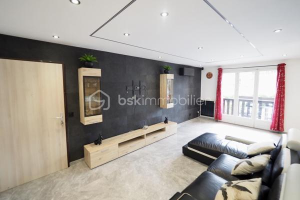 L’appartement situé au 1er étage offre une belle pièce de vie lumineuse, ouverte sur un balcon, avec un intérieur moderne et soigné. Il bénéficie notamment d’un carrelage grand format 120 x 120 cm, apportant une finition contemporaine et élégante.
Il se compose d’une pièce de vie, d’une cuisine, de 2 chambres, d’une salle d’eau et de WC séparé.
Les plus de l'appartement : 
🚗 Garage privatif
🌿 Balcon
✨ Carrelage 120 x 120 cm
🛏️ 2 chambres
🏠 Environnement calme

📍 Emplacement privilégié : écoles, commerces et services à proximité. Vous profiterez également de la proximité des rivières et des chemins de promenade, ainsi que d’un accès rapide à Aix-les-Bains et au lac du Bourget.

Un bien idéal pour une résidence principale, un pied-à-terre ou un investissement locatif.