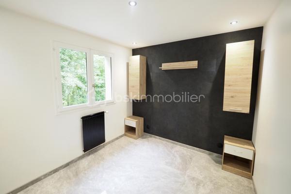 L’appartement situé au 1er étage offre une belle pièce de vie lumineuse, ouverte sur un balcon, avec un intérieur moderne et soigné. Il bénéficie notamment d’un carrelage grand format 120 x 120 cm, apportant une finition contemporaine et élégante.
Il se compose d’une pièce de vie, d’une cuisine, de 2 chambres, d’une salle d’eau et de WC séparé.
Les plus de l'appartement : 
🚗 Garage privatif
🌿 Balcon
✨ Carrelage 120 x 120 cm
🛏️ 2 chambres
🏠 Environnement calme

📍 Emplacement privilégié : écoles, commerces et services à proximité. Vous profiterez également de la proximité des rivières et des chemins de promenade, ainsi que d’un accès rapide à Aix-les-Bains et au lac du Bourget.

Un bien idéal pour une résidence principale, un pied-à-terre ou un investissement locatif.