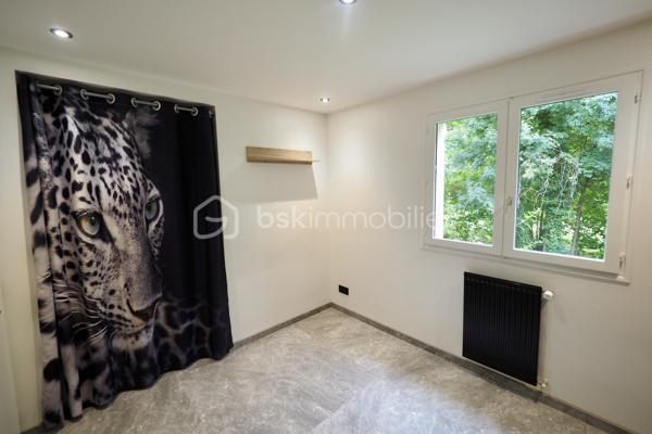 L’appartement situé au 1er étage offre une belle pièce de vie lumineuse, ouverte sur un balcon, avec un intérieur moderne et soigné. Il bénéficie notamment d’un carrelage grand format 120 x 120 cm, apportant une finition contemporaine et élégante.
Il se compose d’une pièce de vie, d’une cuisine, de 2 chambres, d’une salle d’eau et de WC séparé.
Les plus de l'appartement : 
🚗 Garage privatif
🌿 Balcon
✨ Carrelage 120 x 120 cm
🛏️ 2 chambres
🏠 Environnement calme

📍 Emplacement privilégié : écoles, commerces et services à proximité. Vous profiterez également de la proximité des rivières et des chemins de promenade, ainsi que d’un accès rapide à Aix-les-Bains et au lac du Bourget.

Un bien idéal pour une résidence principale, un pied-à-terre ou un investissement locatif.