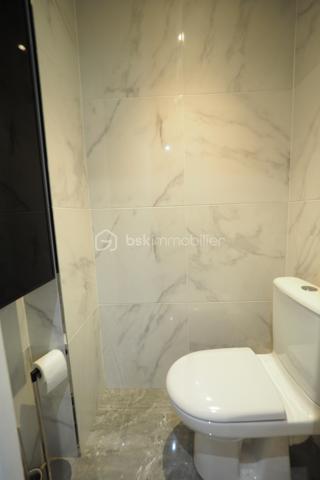 L’appartement situé au 1er étage offre une belle pièce de vie lumineuse, ouverte sur un balcon, avec un intérieur moderne et soigné. Il bénéficie notamment d’un carrelage grand format 120 x 120 cm, apportant une finition contemporaine et élégante.
Il se compose d’une pièce de vie, d’une cuisine, de 2 chambres, d’une salle d’eau et de WC séparé.
Les plus de l'appartement : 
🚗 Garage privatif
🌿 Balcon
✨ Carrelage 120 x 120 cm
🛏️ 2 chambres
🏠 Environnement calme

📍 Emplacement privilégié : écoles, commerces et services à proximité. Vous profiterez également de la proximité des rivières et des chemins de promenade, ainsi que d’un accès rapide à Aix-les-Bains et au lac du Bourget.

Un bien idéal pour une résidence principale, un pied-à-terre ou un investissement locatif.