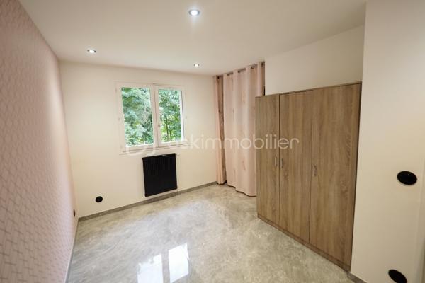 L’appartement situé au 1er étage offre une belle pièce de vie lumineuse, ouverte sur un balcon, avec un intérieur moderne et soigné. Il bénéficie notamment d’un carrelage grand format 120 x 120 cm, apportant une finition contemporaine et élégante.
Il se compose d’une pièce de vie, d’une cuisine, de 2 chambres, d’une salle d’eau et de WC séparé.
Les plus de l'appartement : 
🚗 Garage privatif
🌿 Balcon
✨ Carrelage 120 x 120 cm
🛏️ 2 chambres
🏠 Environnement calme

📍 Emplacement privilégié : écoles, commerces et services à proximité. Vous profiterez également de la proximité des rivières et des chemins de promenade, ainsi que d’un accès rapide à Aix-les-Bains et au lac du Bourget.

Un bien idéal pour une résidence principale, un pied-à-terre ou un investissement locatif.