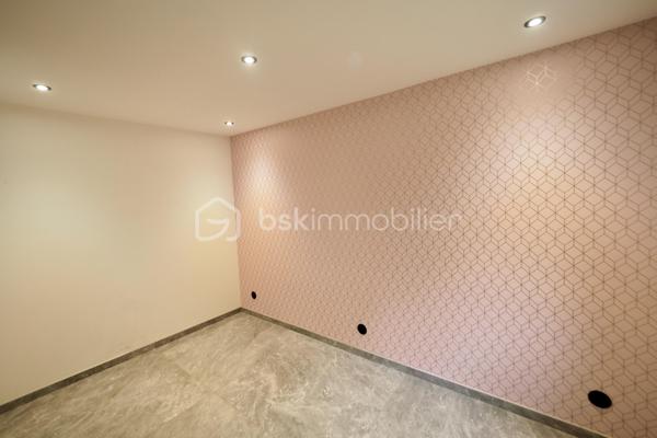 L’appartement situé au 1er étage offre une belle pièce de vie lumineuse, ouverte sur un balcon, avec un intérieur moderne et soigné. Il bénéficie notamment d’un carrelage grand format 120 x 120 cm, apportant une finition contemporaine et élégante.
Il se compose d’une pièce de vie, d’une cuisine, de 2 chambres, d’une salle d’eau et de WC séparé.
Les plus de l'appartement : 
🚗 Garage privatif
🌿 Balcon
✨ Carrelage 120 x 120 cm
🛏️ 2 chambres
🏠 Environnement calme

📍 Emplacement privilégié : écoles, commerces et services à proximité. Vous profiterez également de la proximité des rivières et des chemins de promenade, ainsi que d’un accès rapide à Aix-les-Bains et au lac du Bourget.

Un bien idéal pour une résidence principale, un pied-à-terre ou un investissement locatif.